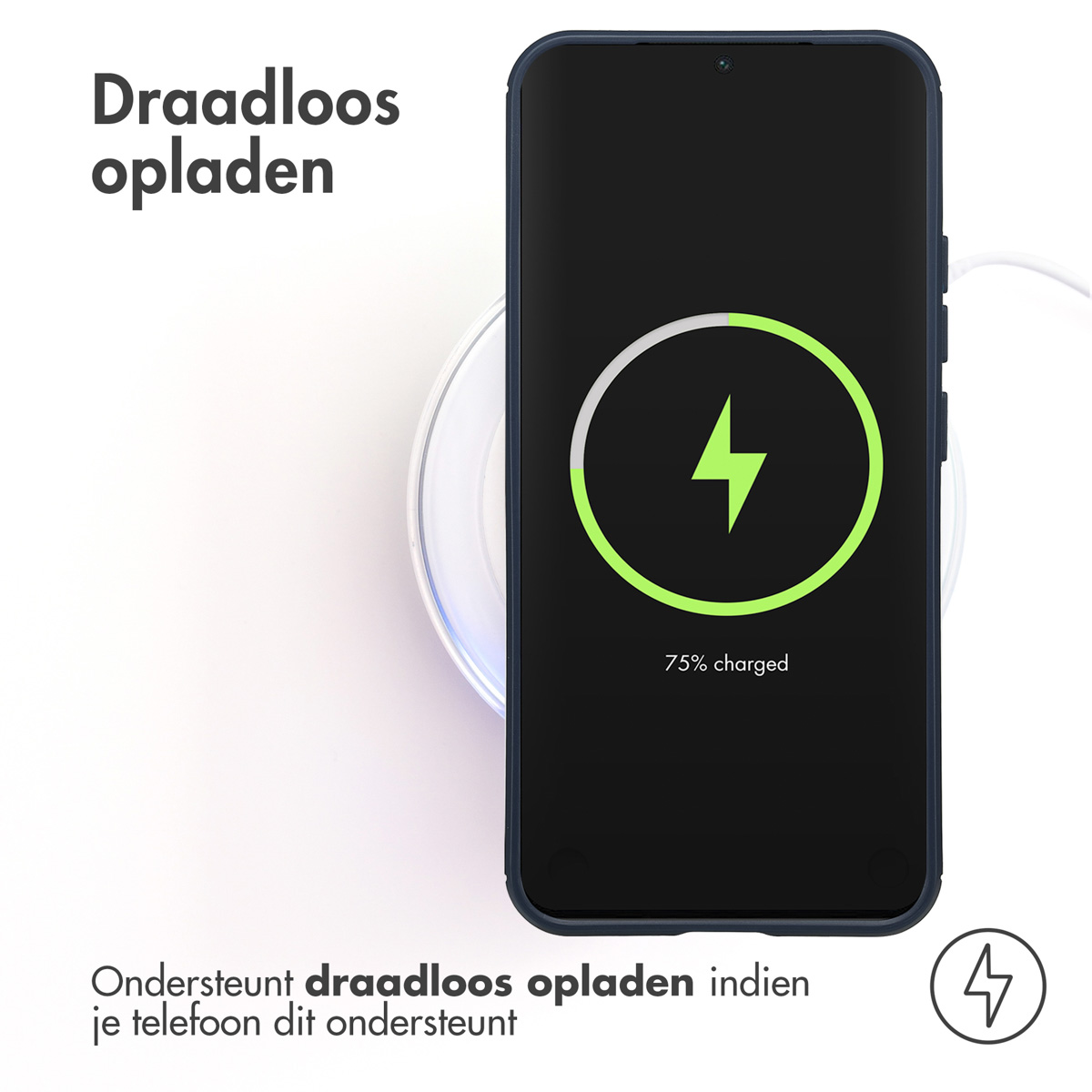 Telefoon draadloos opladen. Het scherm toont een oplaadsymbool en het percentage lading.