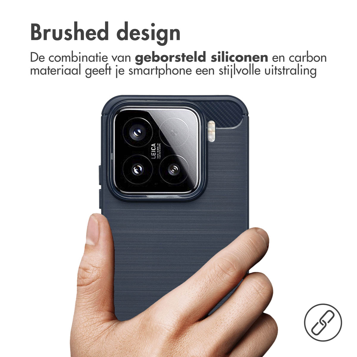 Donkerblauwe telefoonhoes met geborsteld design en een hand die hem vasthoudt.