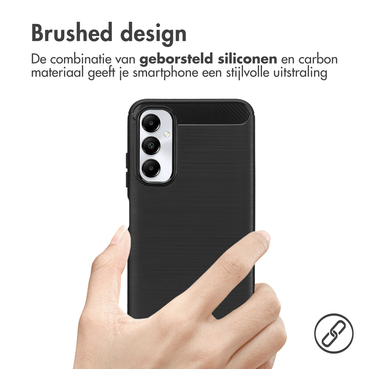 Main tenant une coque de téléphone noire avec texture fibre de carbone, fond blanc.