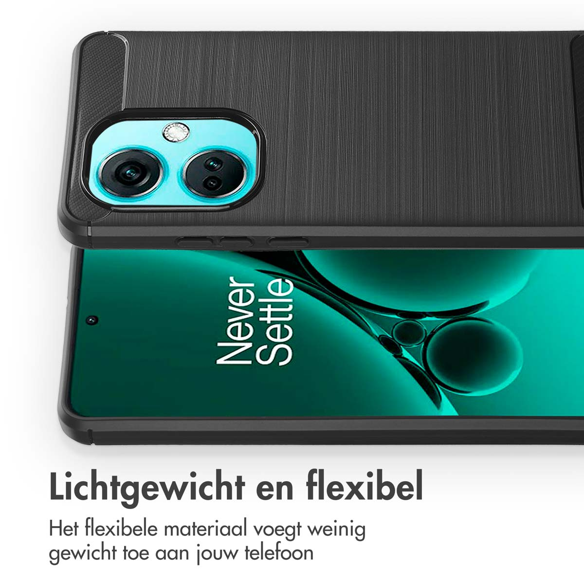 Primo piano di una custodia per telefono nera con un design strutturato. Schermo del telefono visibile.