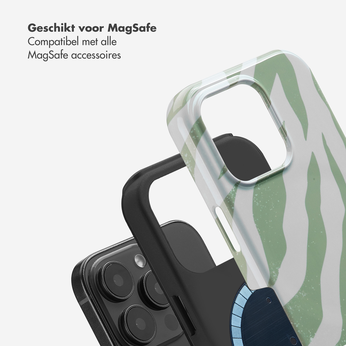 Telefoonhoesje met groen-wit zebrapatroon. Tekst: Geschikt voor MagSafe. Zwarte telefoon en hoesje.