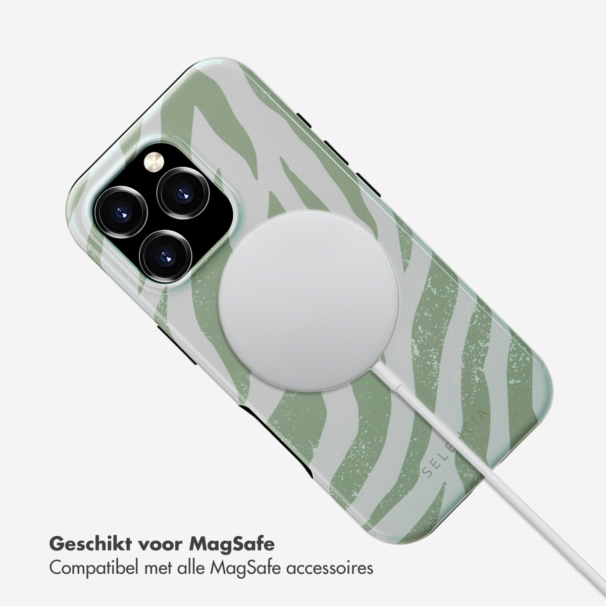 Een telefoon met een groene zebra-gestreepte hoes en een witte MagSafe-lader bevestigd, op een wit oppervlak.