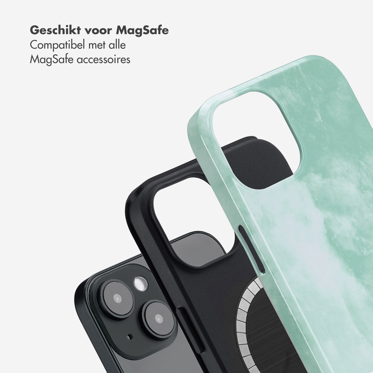 Coque de téléphone avec un design effet marbre, au-dessus d'un téléphone et d'une autre coque.