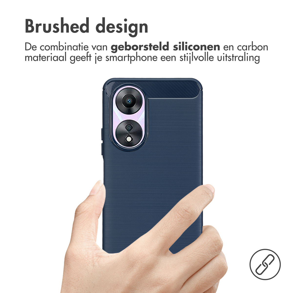 Main tenant une coque bleue avec un design brossé, montrant un téléphone à l'intérieur.