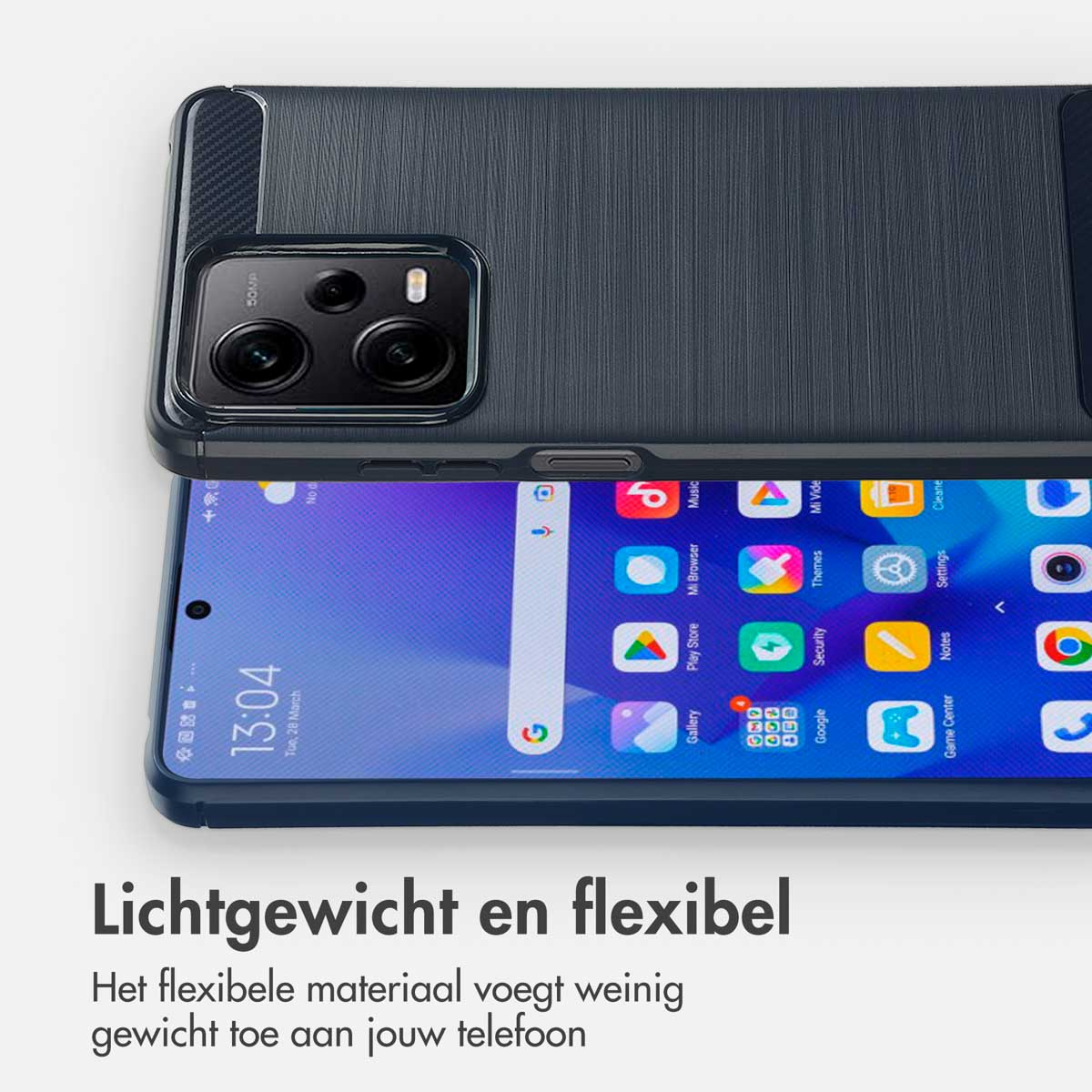 Téléphone dans un étui sombre. L'écran affiche l'écran principal. Une main tient le téléphone.