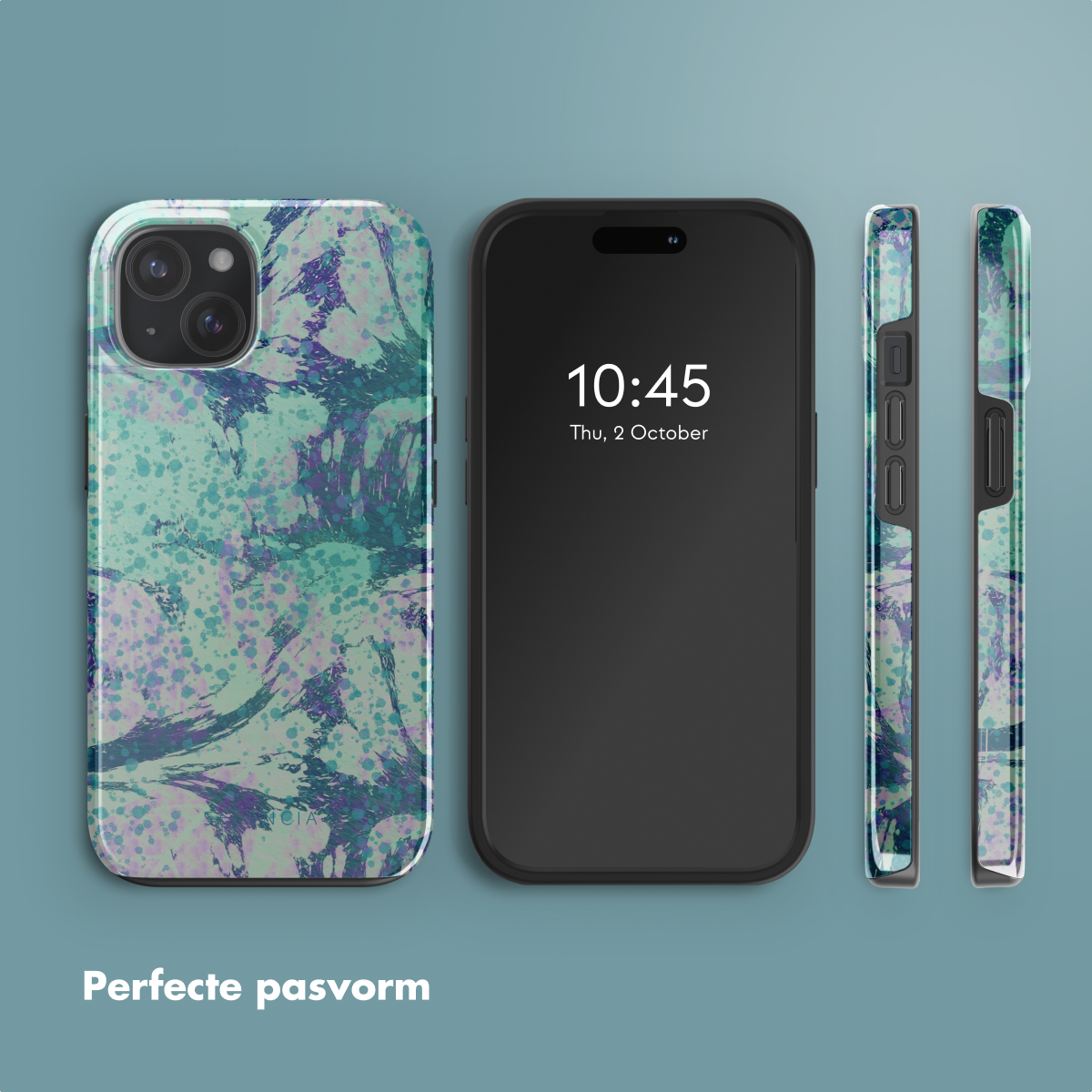 Telefoonhoes met een kleurrijk design en een telefoon erin, scherm aan en toont de tijd. Tekst: Perfecte pasvorm.