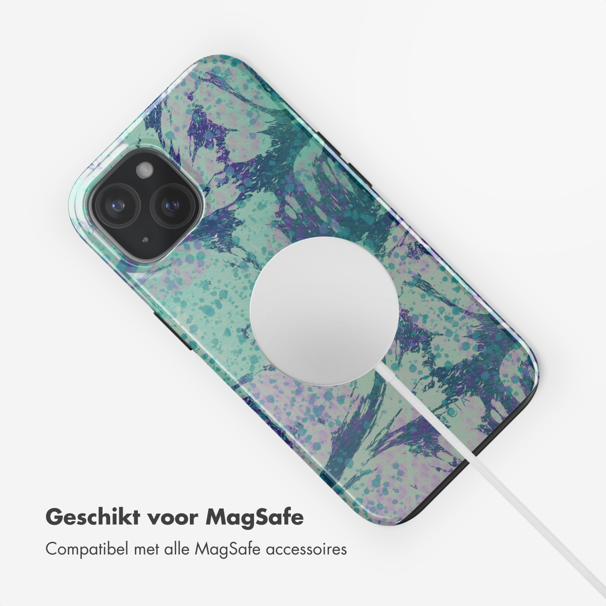 Een telefoonhoesje met een blauw-groen marmerpatroon en witte oplader.