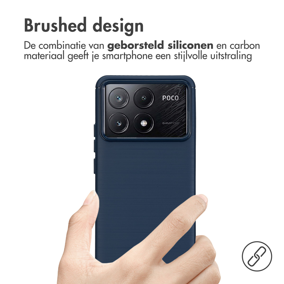 Una mano che tiene una custodia per telefono blu navy con una fotocamera nera. Lo sfondo è bianco.