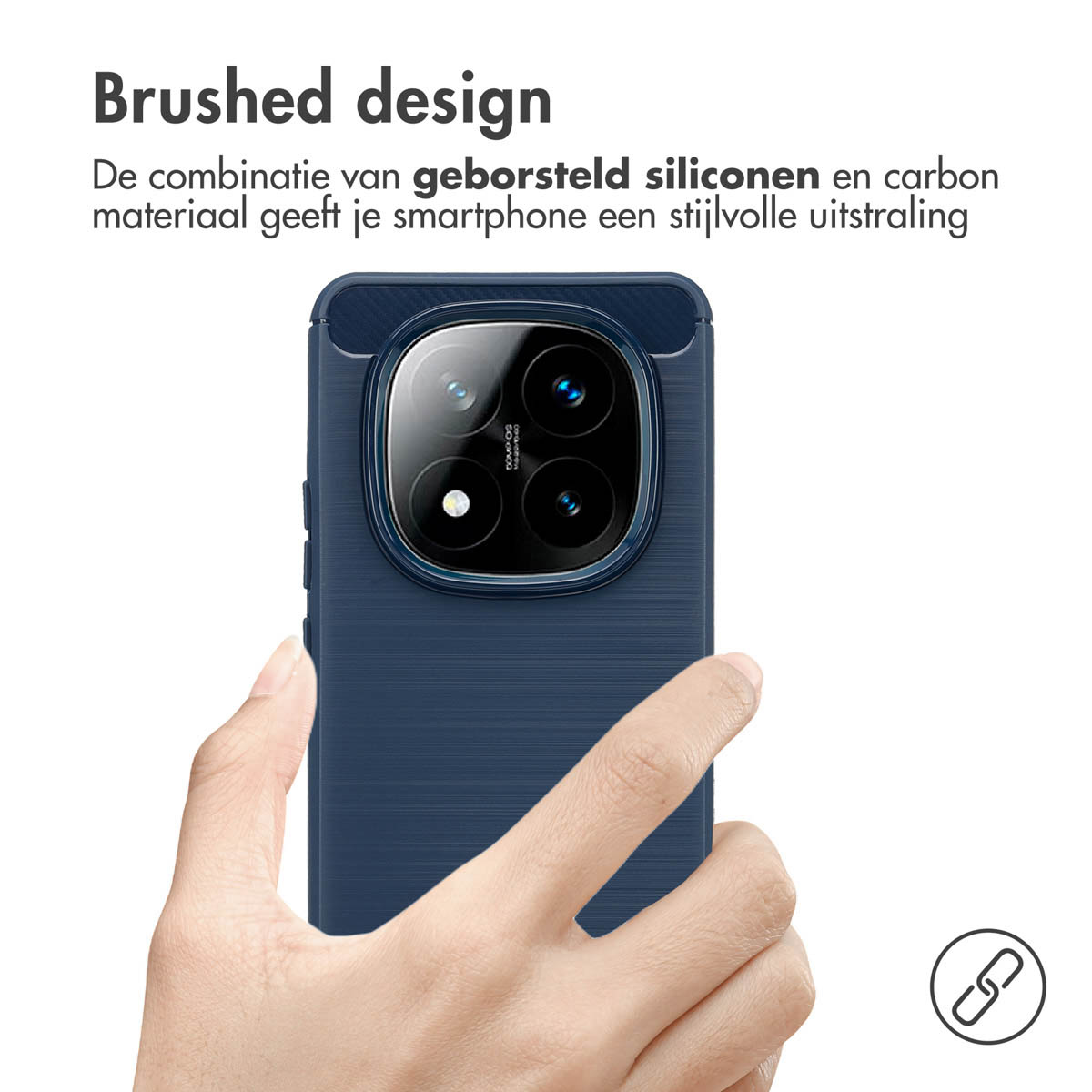 Hand die een blauwe telefoonhoes vasthoudt. De hoes heeft een geborsteld ontwerp, met tekst op de achtergrond.