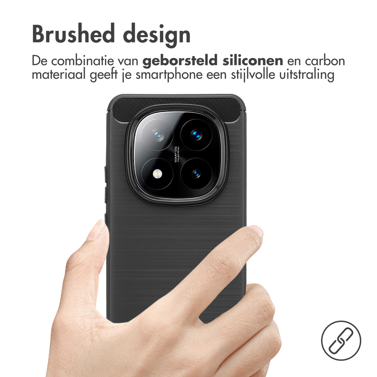 Een hand die een zwarte telefoonhoes vasthoudt met een geborsteld ontwerp. De hoes bedekt de achterkant.