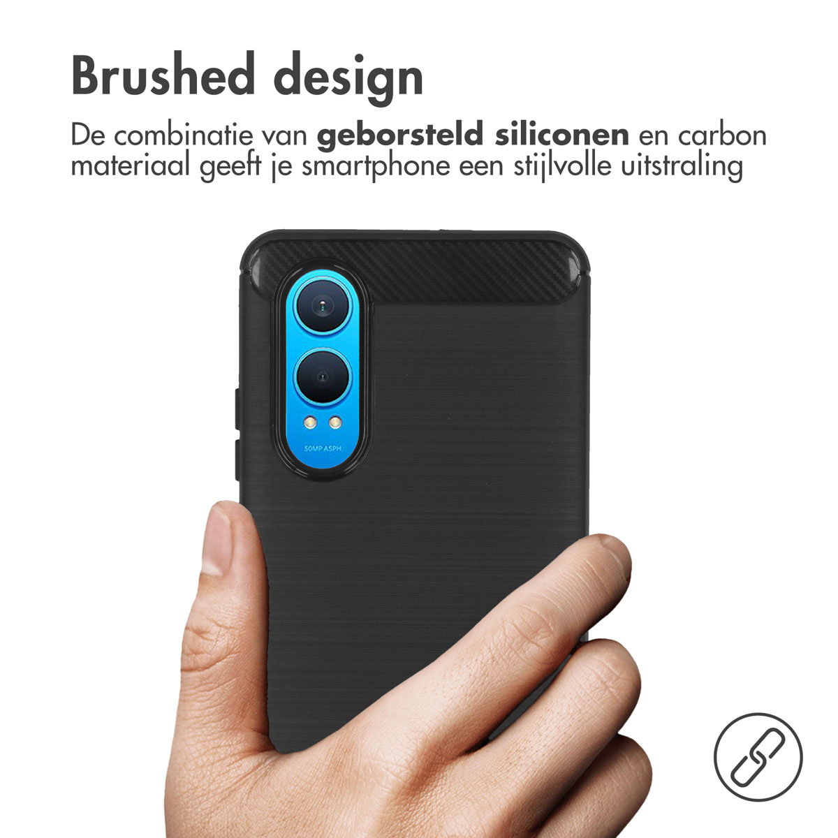 Zwarte telefoonhoes met een geborsteld ontwerp. Hand die de telefoon vasthoudt. Cameradetail.