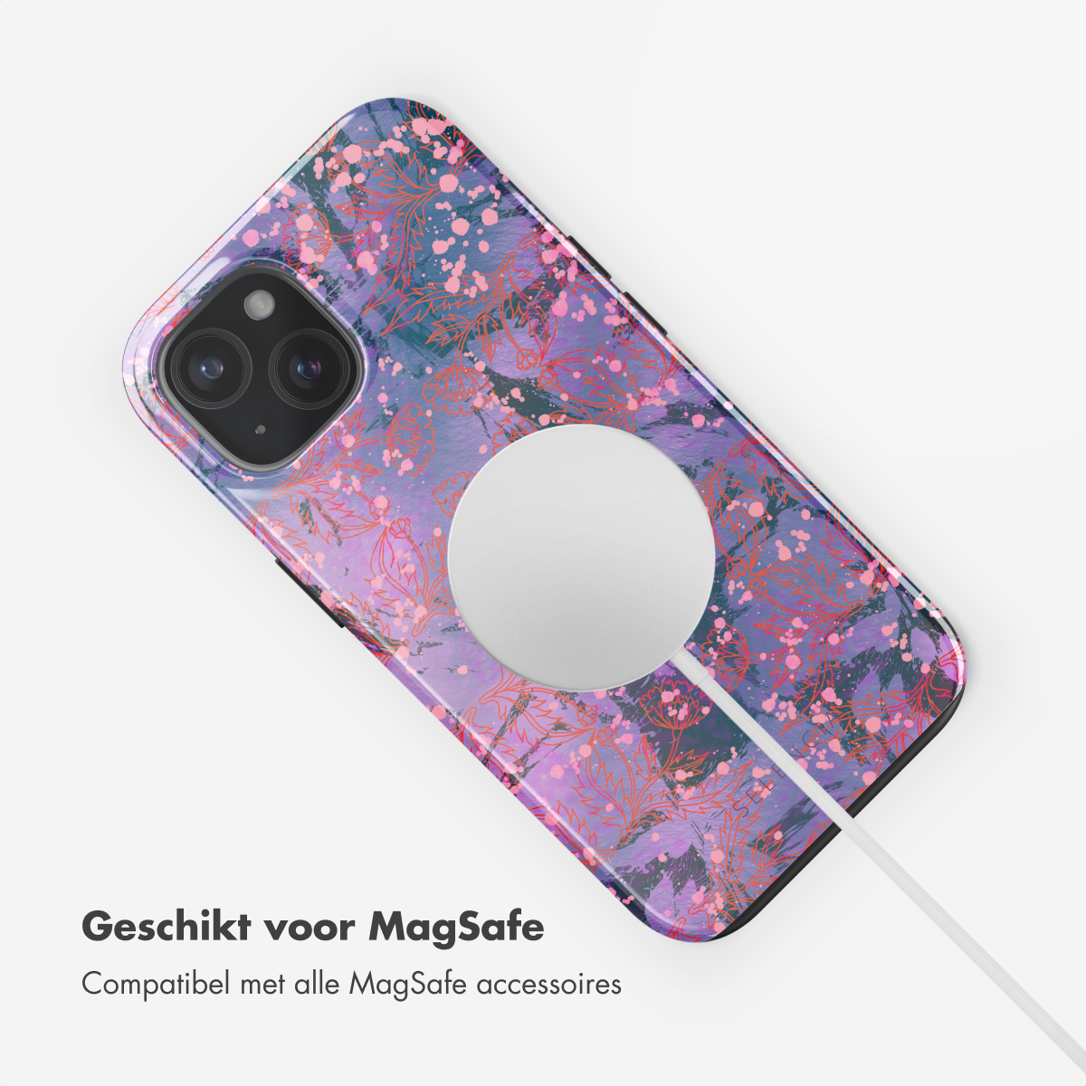 Telefoonhoesje met bloemenpatroon en een witte oplaadkabel. Tekst 'Geschikt voor MagSafe'.