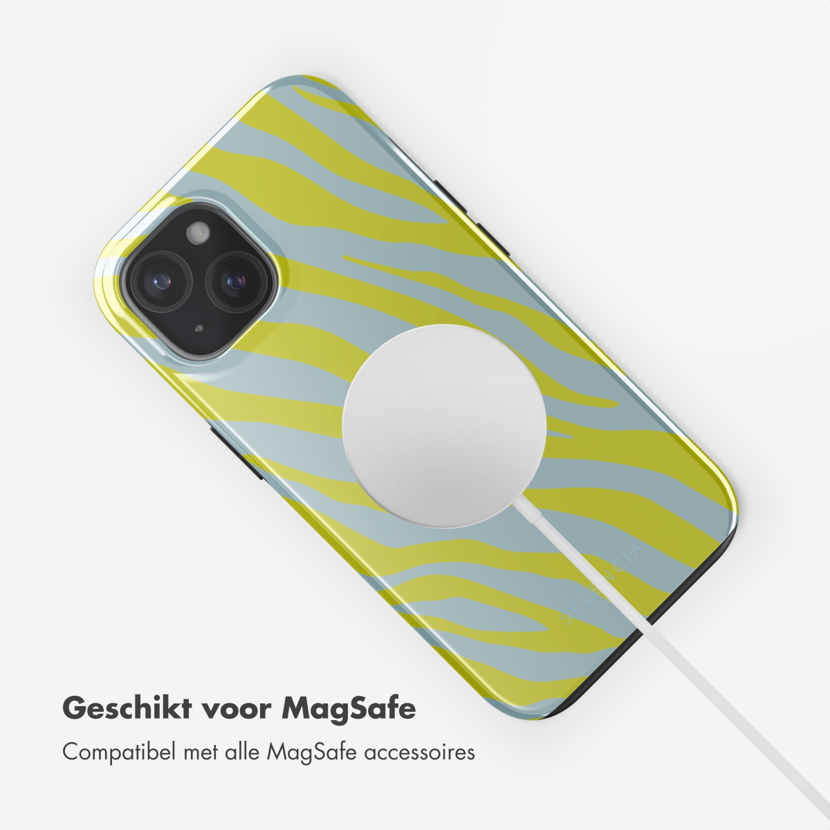 Een telefoon met een zebraprint hoesje en een witte oplader.