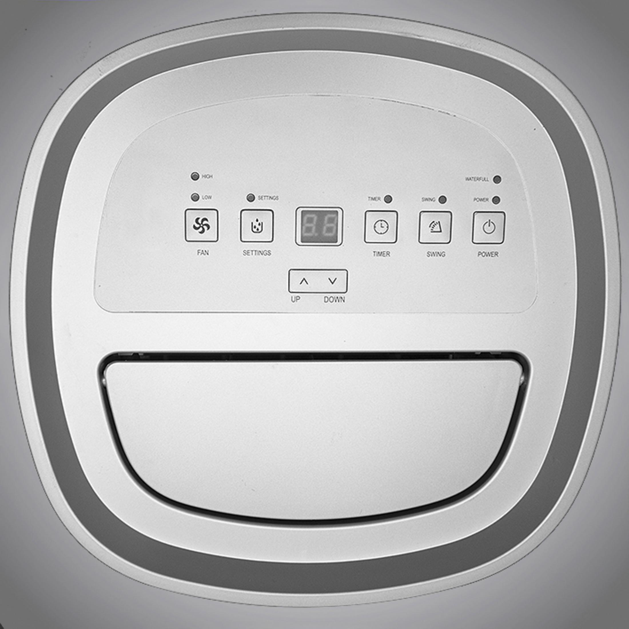 Gros plan du panneau de commande d'un refroidisseur d'air blanc. Le panneau comporte des boutons et un affichage.