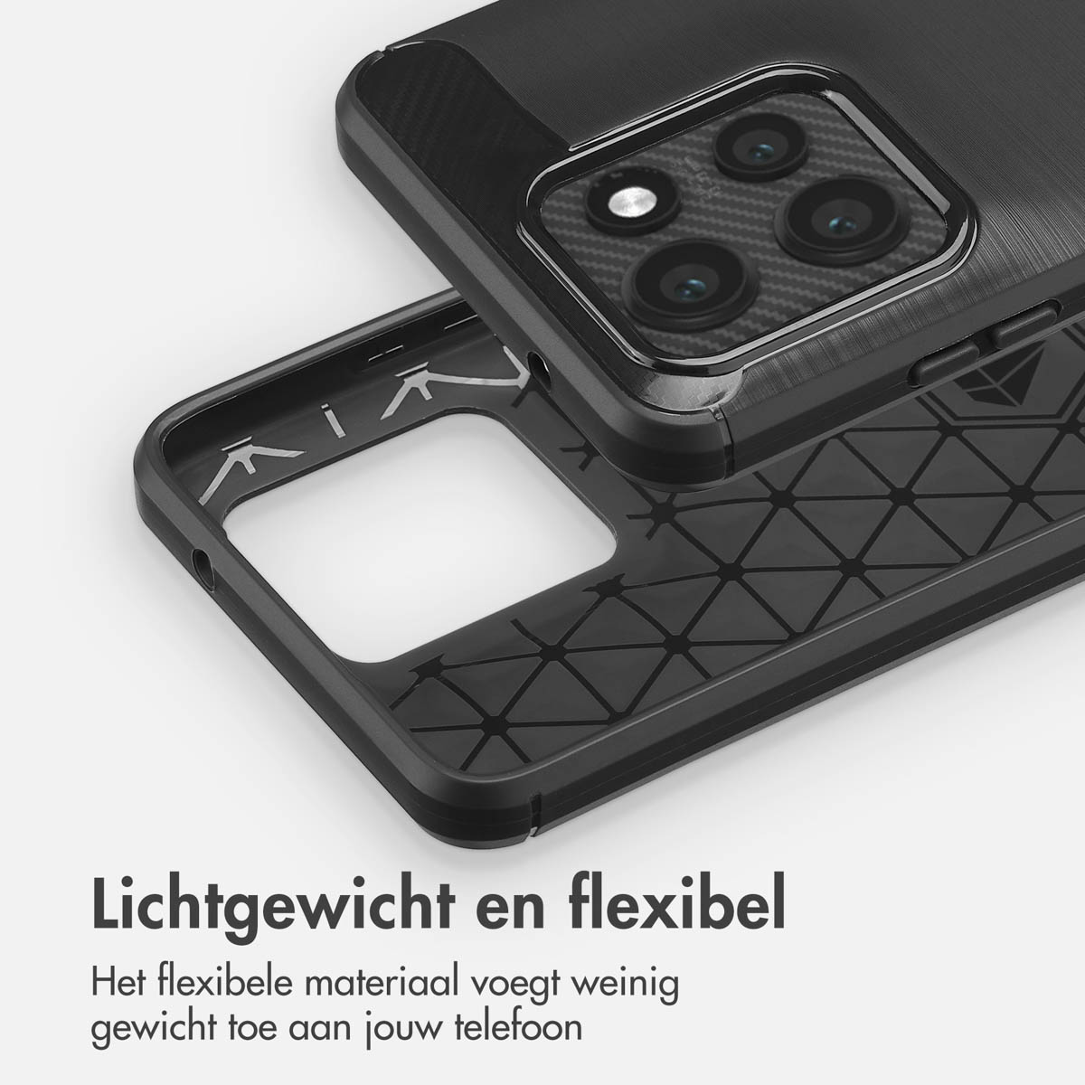 Zwarte telefoonhoes met camera-uitsparingen. De hoes is open en toont de achterkant van de telefoon.