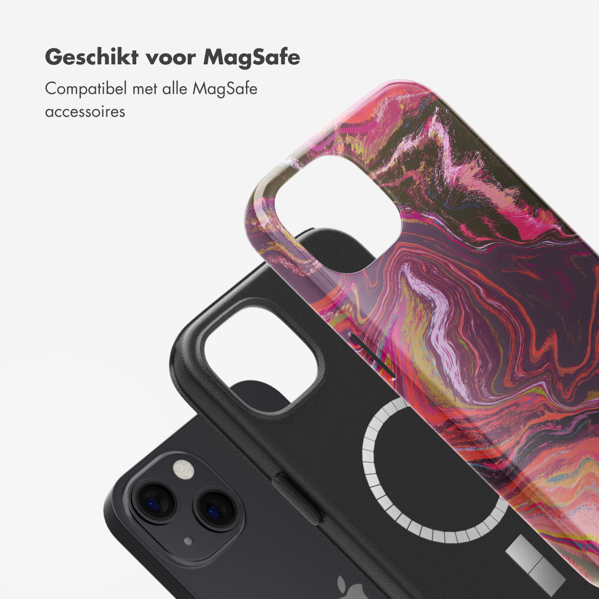 Des coques de téléphone sont empilées, montrant un design et un téléphone avec la fonction MagSafe.