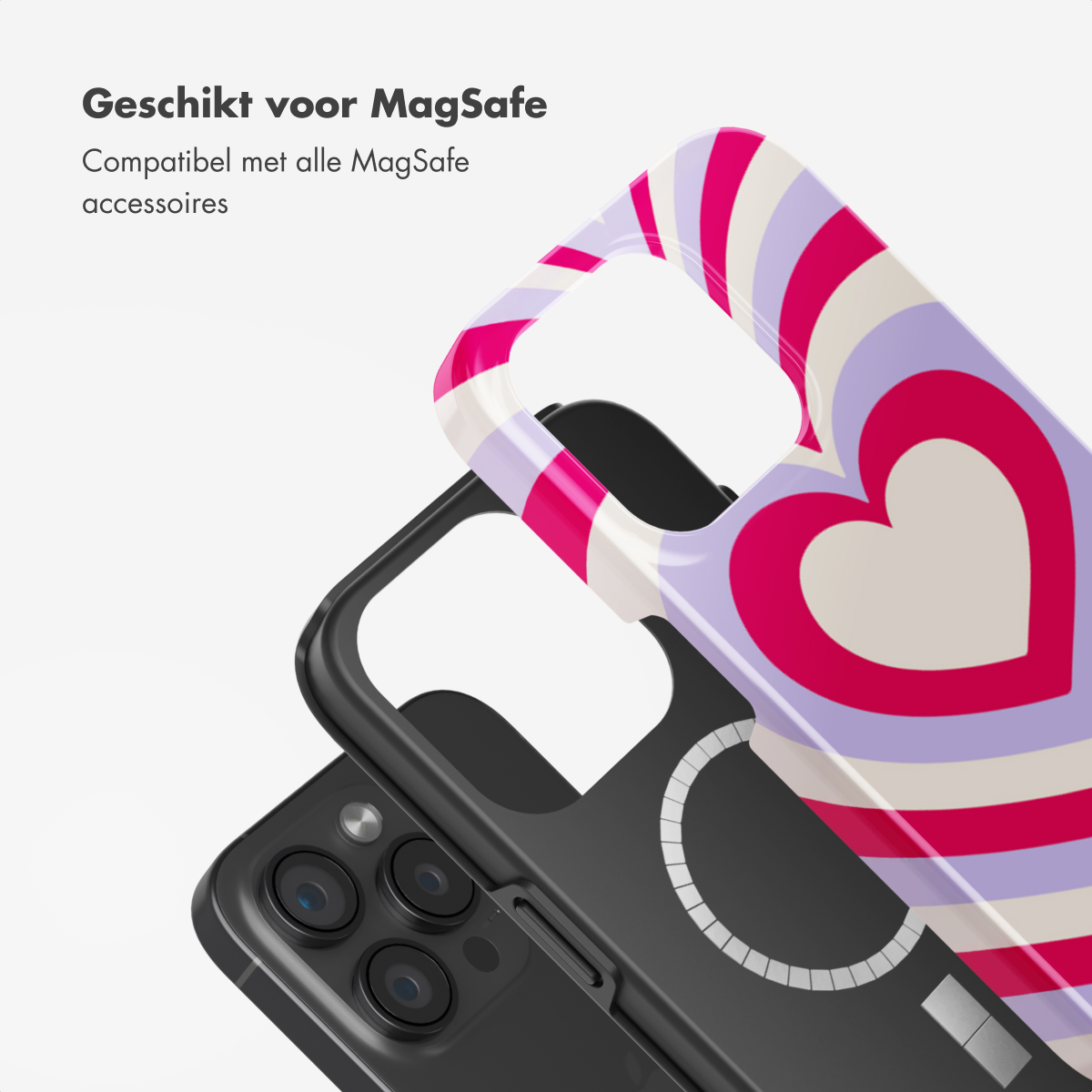 Telefoonhoesje met een roze hart- en streepontwerp. De zwarte telefoon wordt van bovenaf getoond.