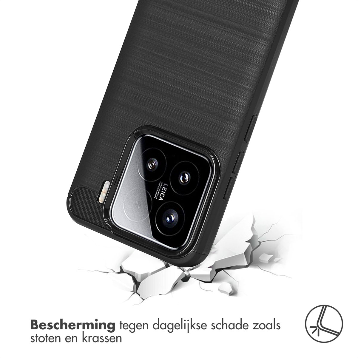 Coque de téléphone noire sur une surface blanche. La coque se brise en morceaux. Téléphone noir à l'intérieur.