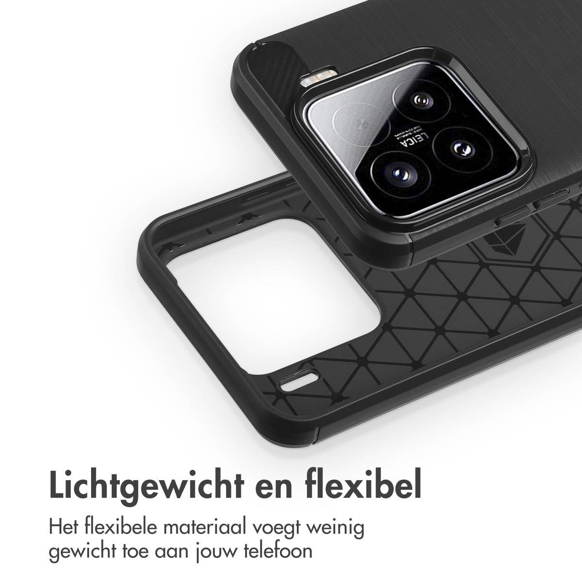 Coque de téléphone noire avec découpe caméra, détachée. Fond noir texturé.