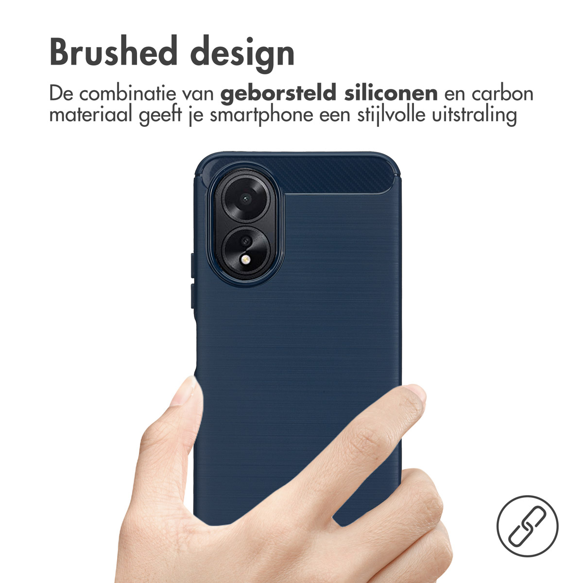 Hand die een donkerblauwe telefoonhoes over een telefoon houdt. Boven staat "Brushed design".
