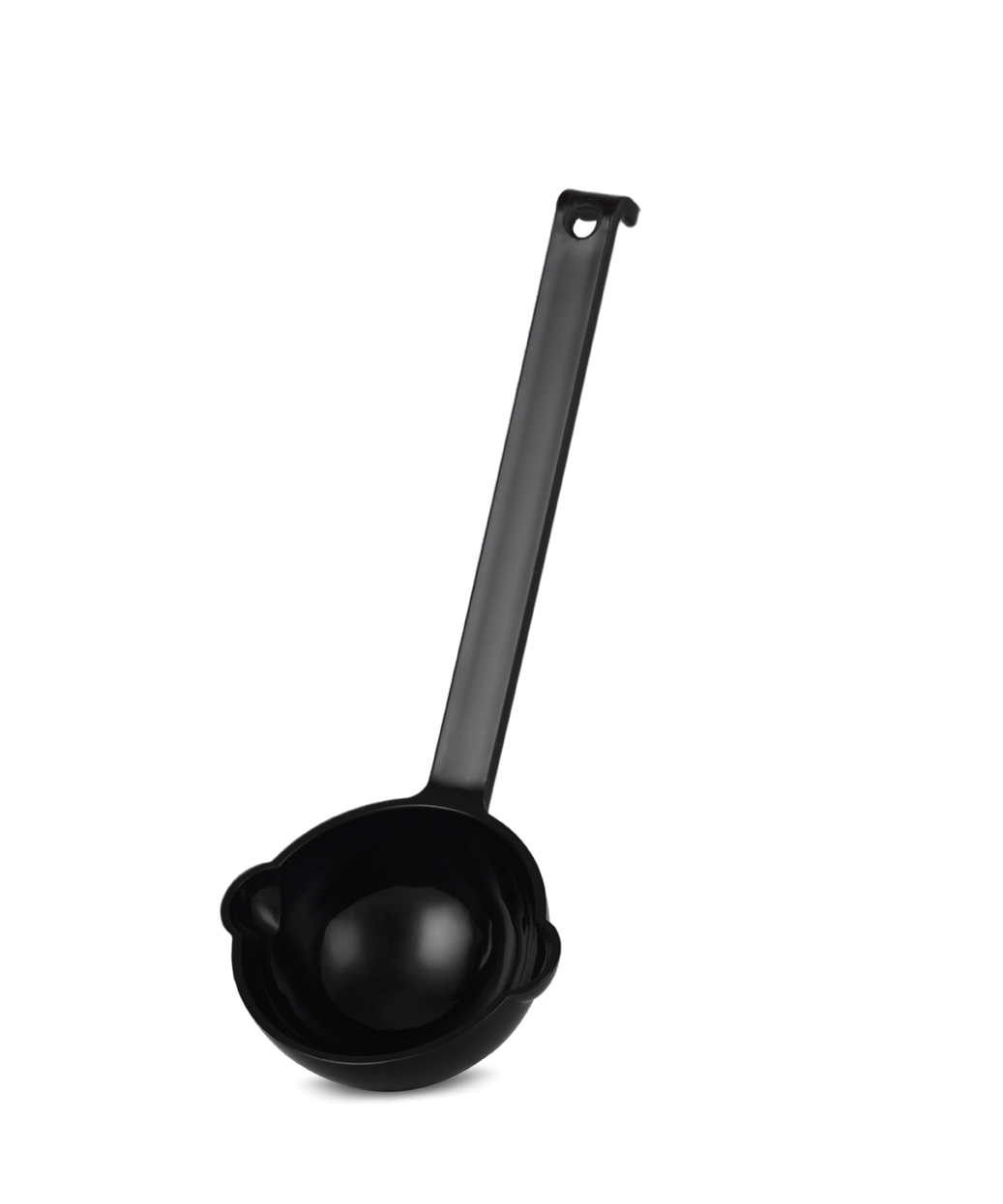 Schwarze Schöpfkelle mit langem Griff, vor weißem Hintergrund. Die Schöpfkelle hat einen Ausguss.