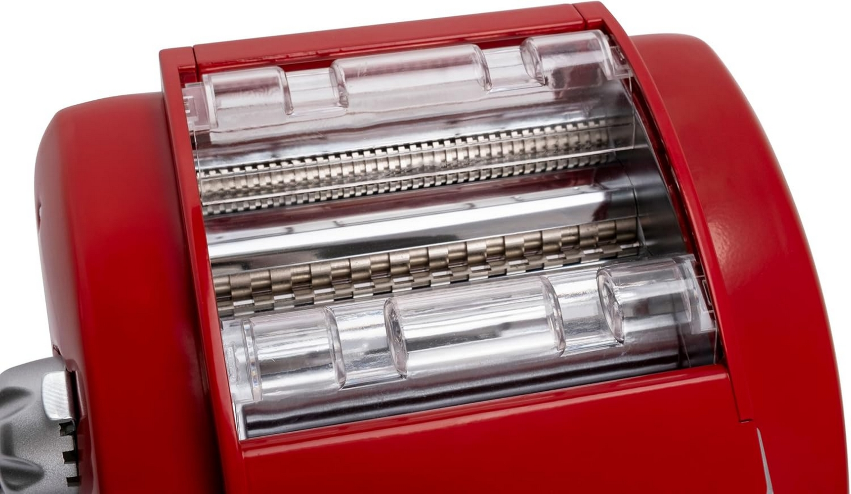 Czerwona maszyna do makaronu z widocznymi rolkami wewnętrznymi. Maszyna jest zamknięta.