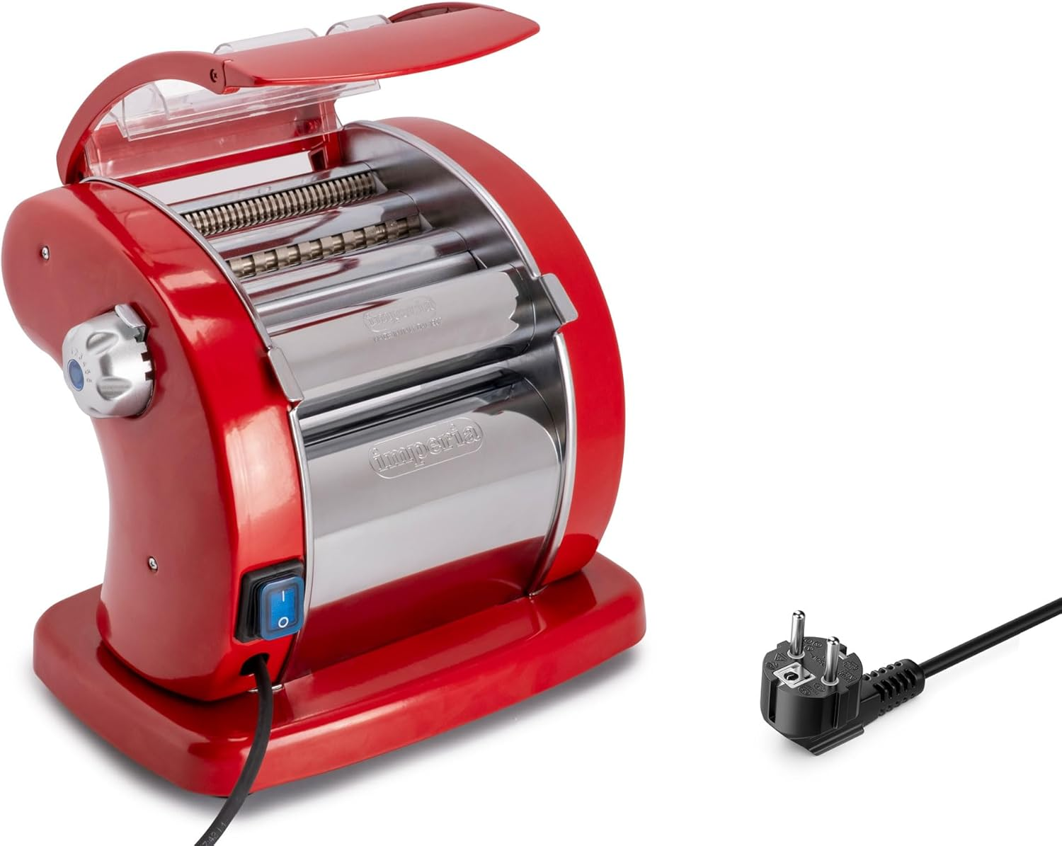 Czerwona maszynka do makaronu ze srebrnym wałkiem i wtyczką. Tło jest białe.