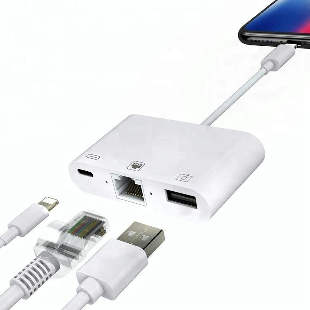 Un adattatore bianco con più prese e cavi. I cavi sono bianchi. Lo sfondo è bianco.