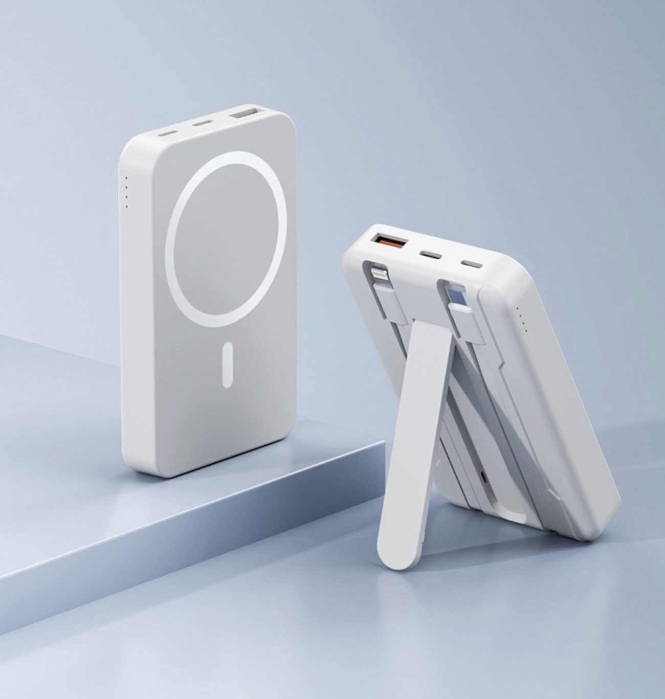 Zwei weiße und graue Powerbanks. Eine steht, die andere liegt flach. Beide haben einen kreisförmigen Ladebereich.
