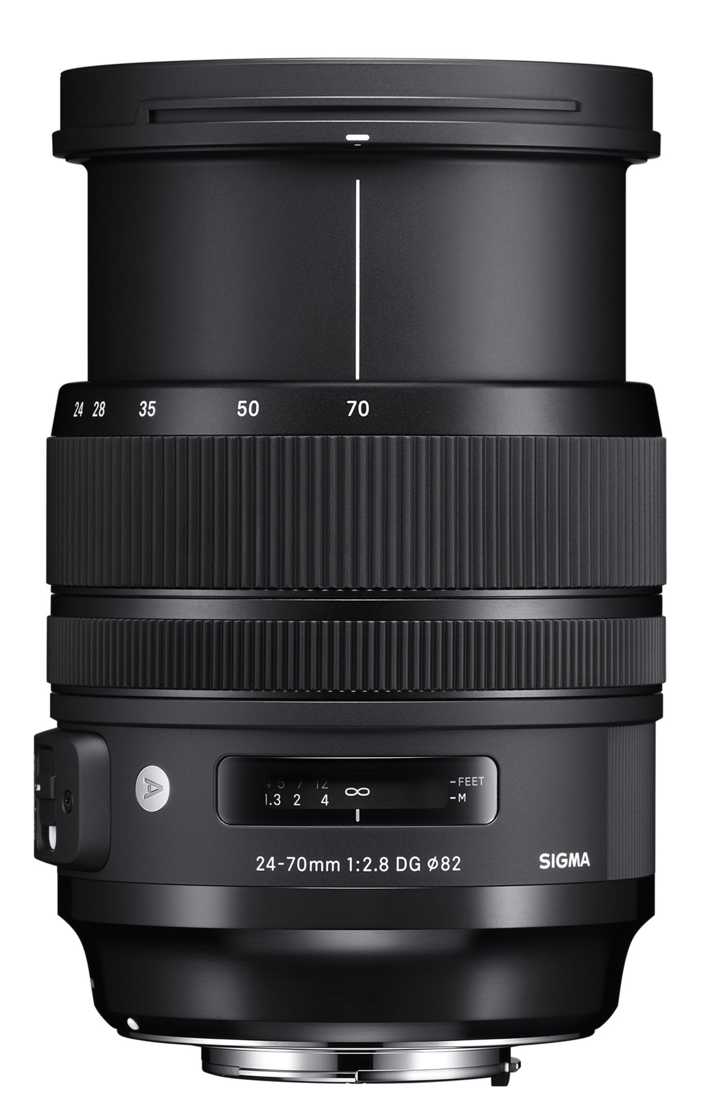 Un obiettivo per fotocamera nero con indicatori numerici e impostazione della messa a fuoco.