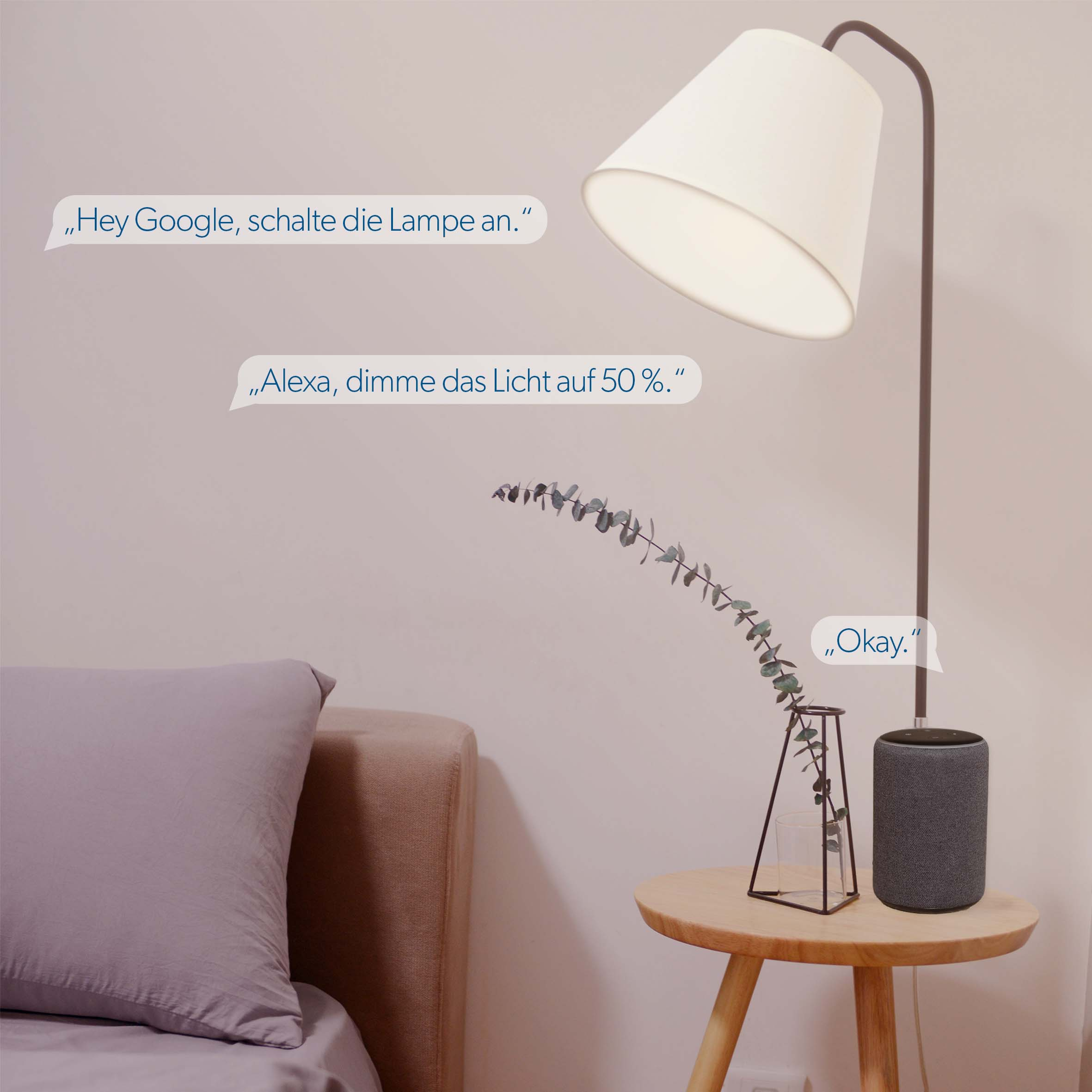 Eine Lampe auf einem Tisch neben einem Lautsprecher. Sprechblasen zeigen Google- und Alexa-Befehle.