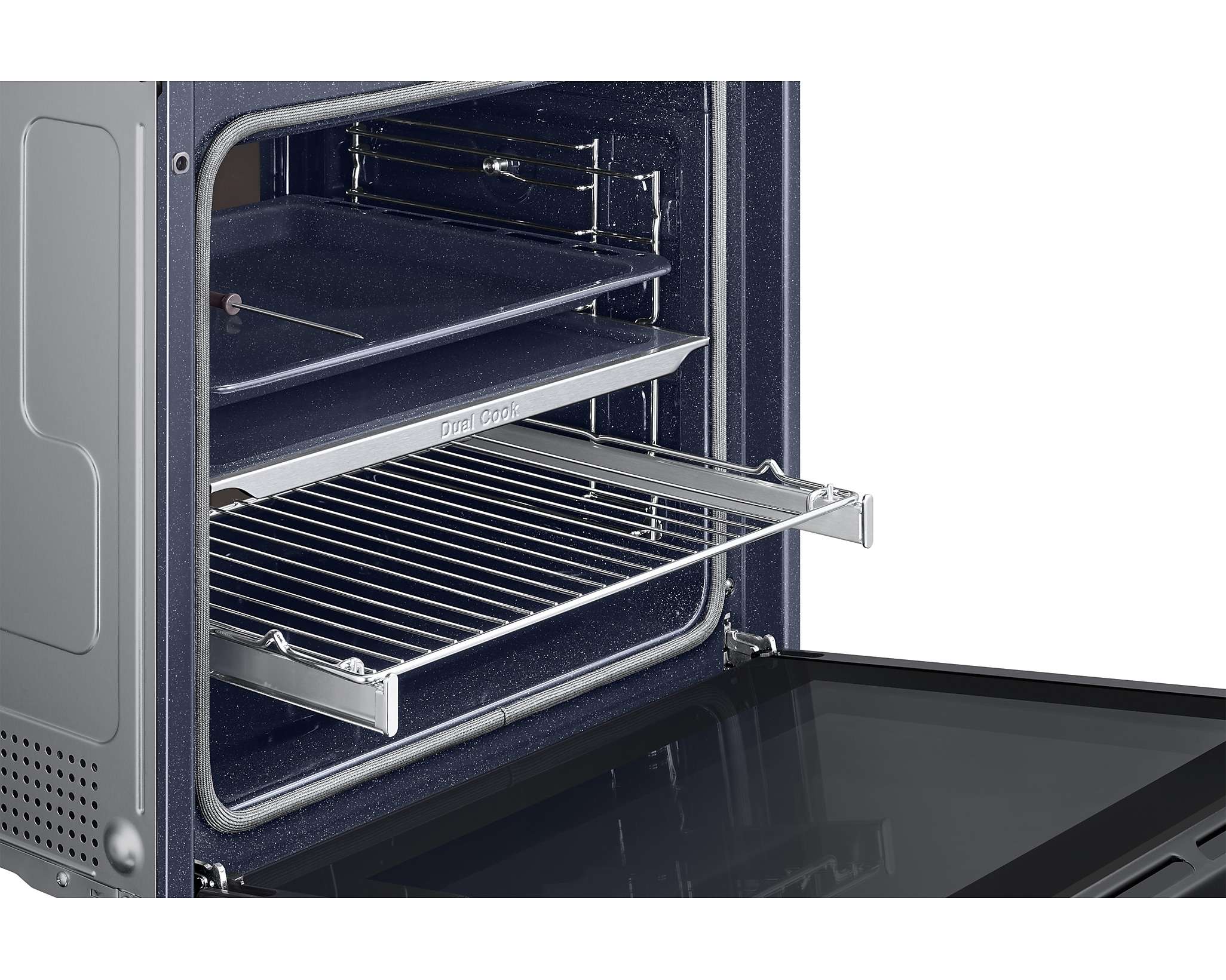 Interno del forno, con ripiani e una griglia metallica. Interno blu scuro.
