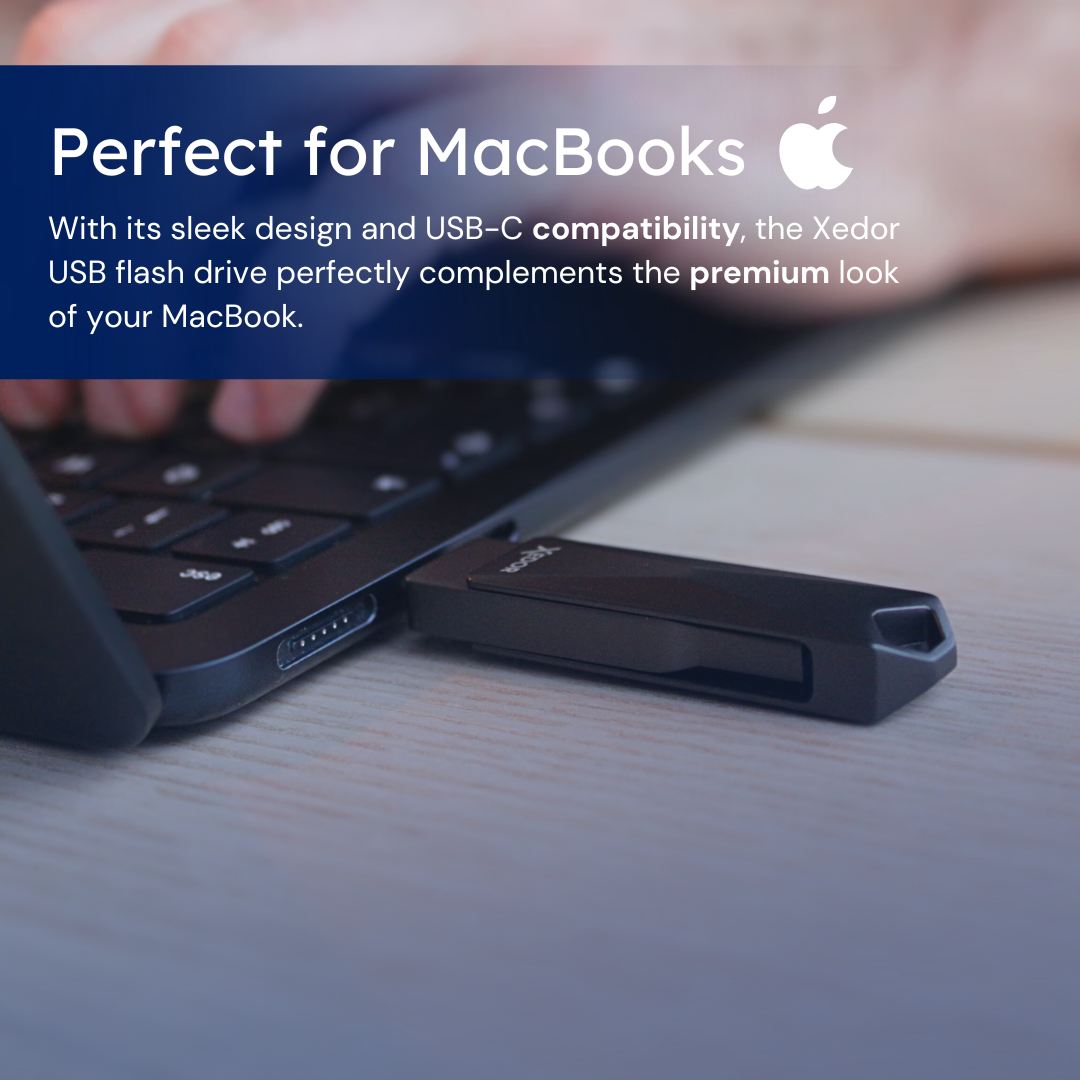 Dysk flash USB podłączony do laptopa. Laptop jest czarny, a tło rozmyte.