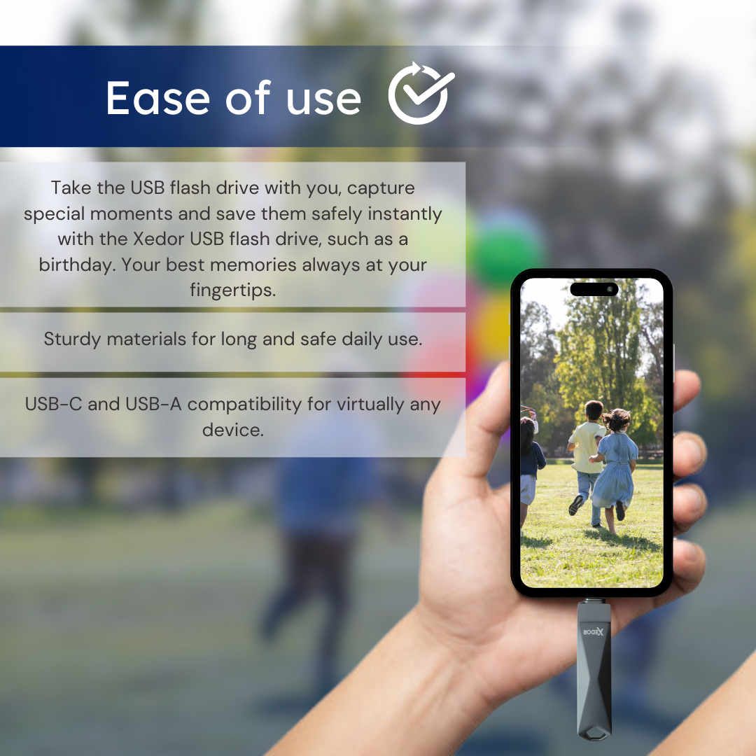 Ręka trzymająca telefon pokazujący dzieci biegające w parku, dołączony pendrive USB.