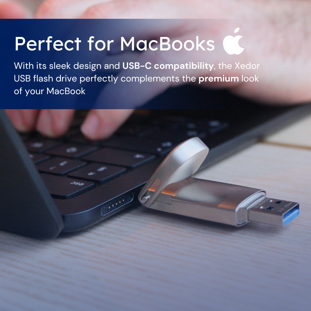 Srebrny pendrive podłączony do laptopa, zbliżenie.