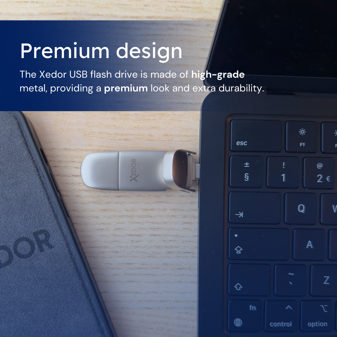 Srebrny pendrive USB podłączony do laptopa. Tekst: Design premium.