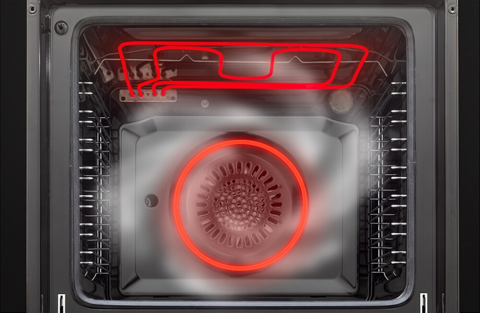 Primo piano dell'interno del forno che mostra l'elemento riscaldante e la ventola. Bagliore rosso visibile.