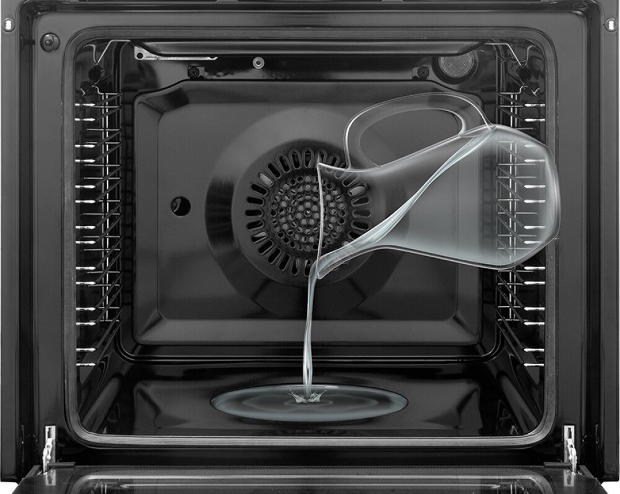 Un forno aperto con acqua versata da una brocca, vapore visibile. Il forno è nero.