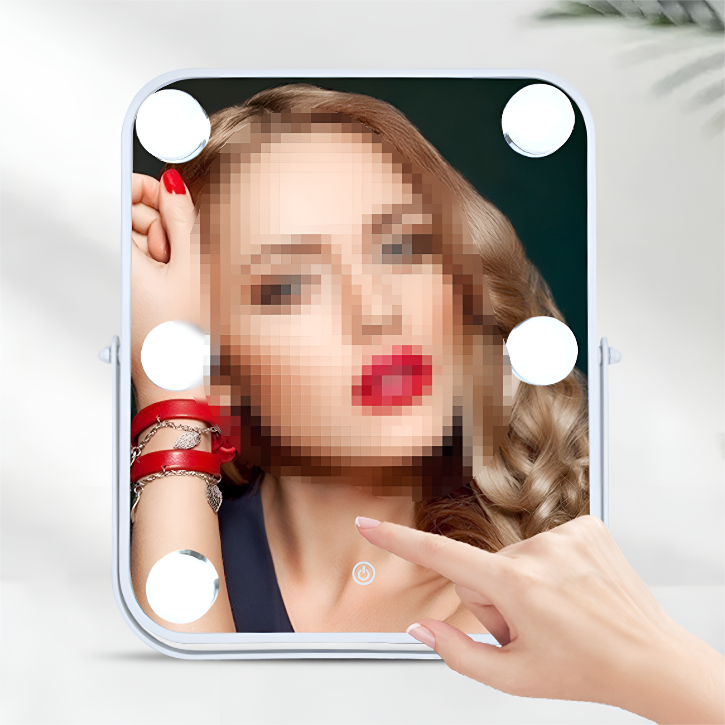 Frau schaut in einen beleuchteten Spiegel, mit rotem Lippenstift und Touchscreen.