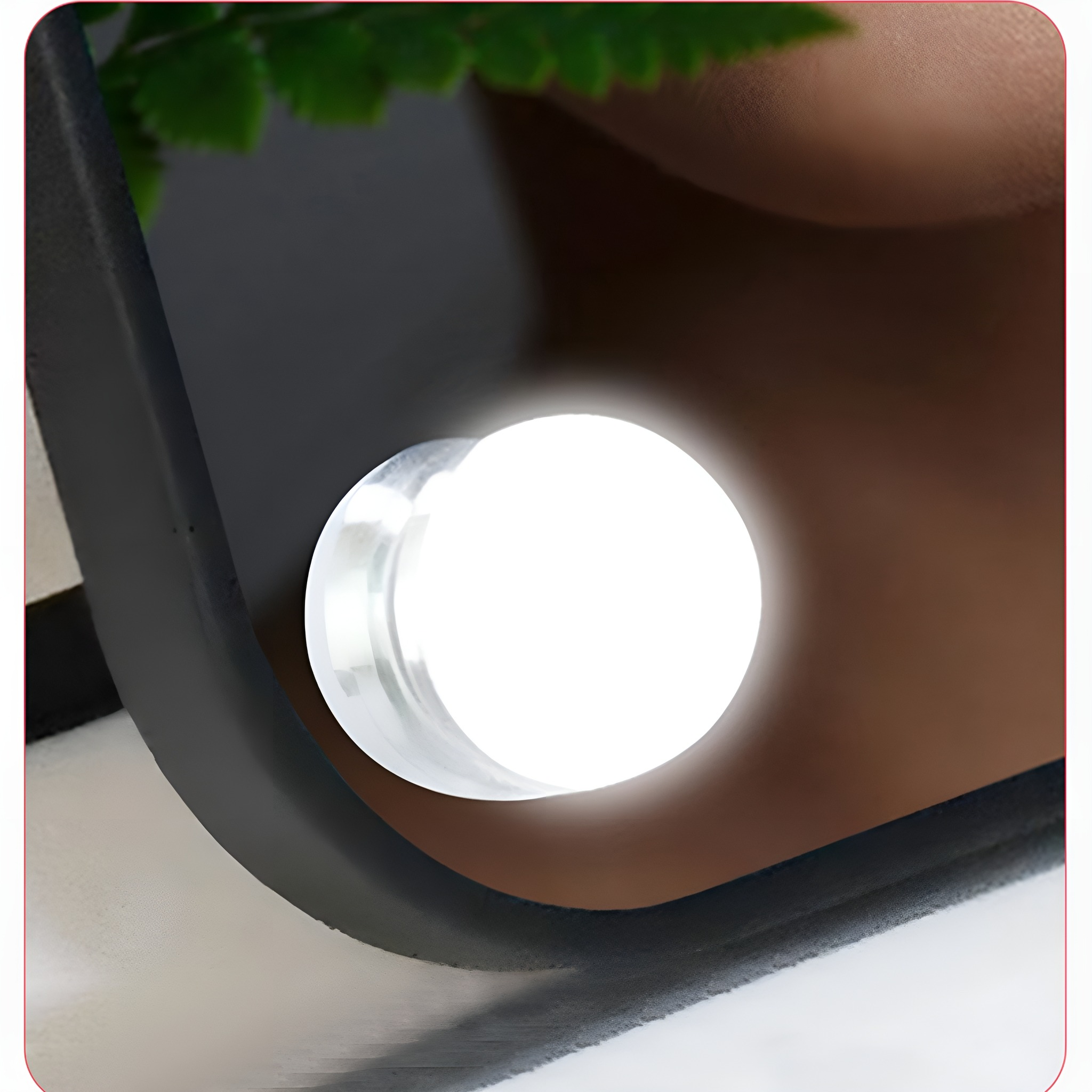 Nahaufnahme eines beleuchteten Spiegels. Das Licht spiegelt sich im Gesicht einer Person.