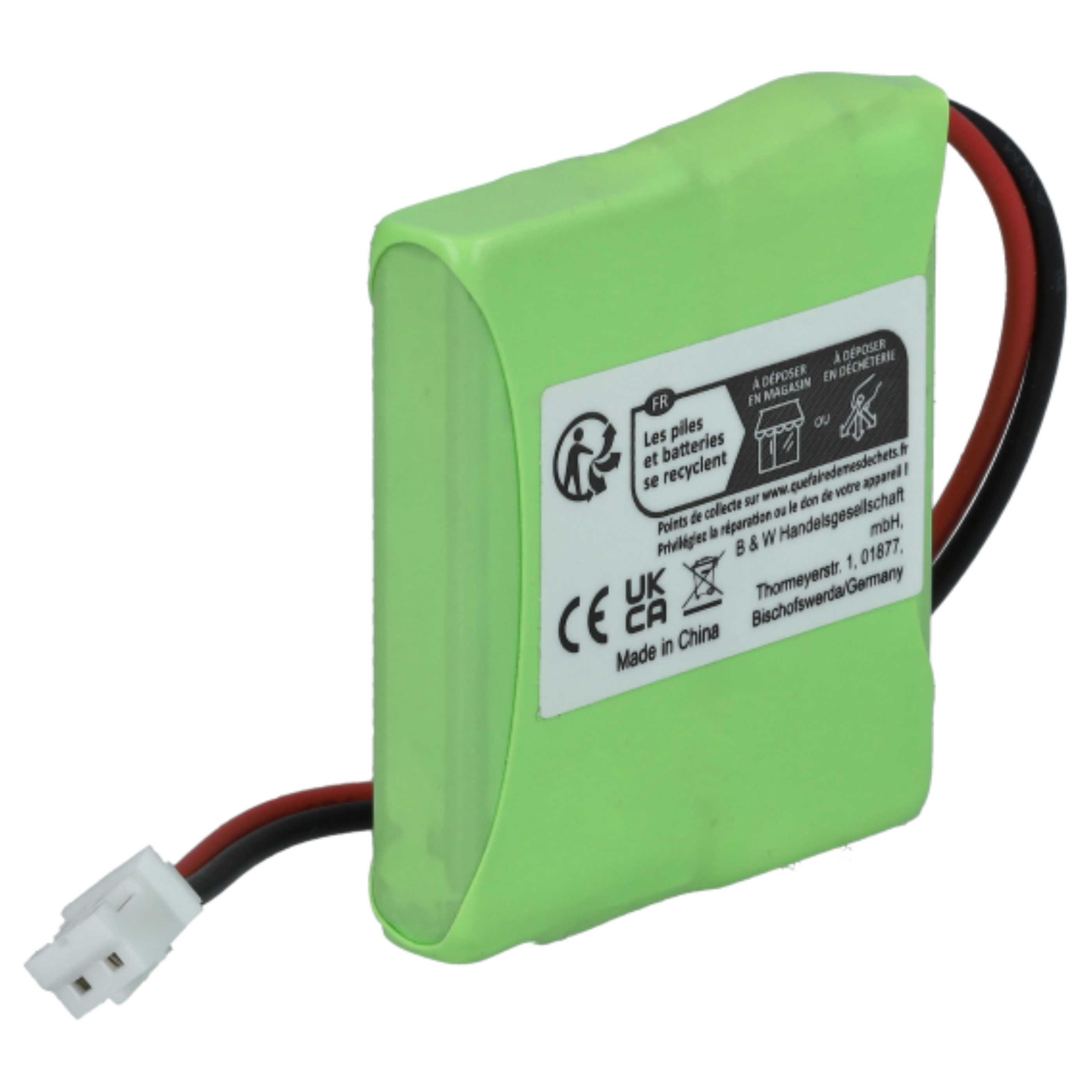 Grüne Batterie mit Kabeln, Aufkleberdetails. Weißer Hintergrund. Etikett mit Recyclinghinweisen.