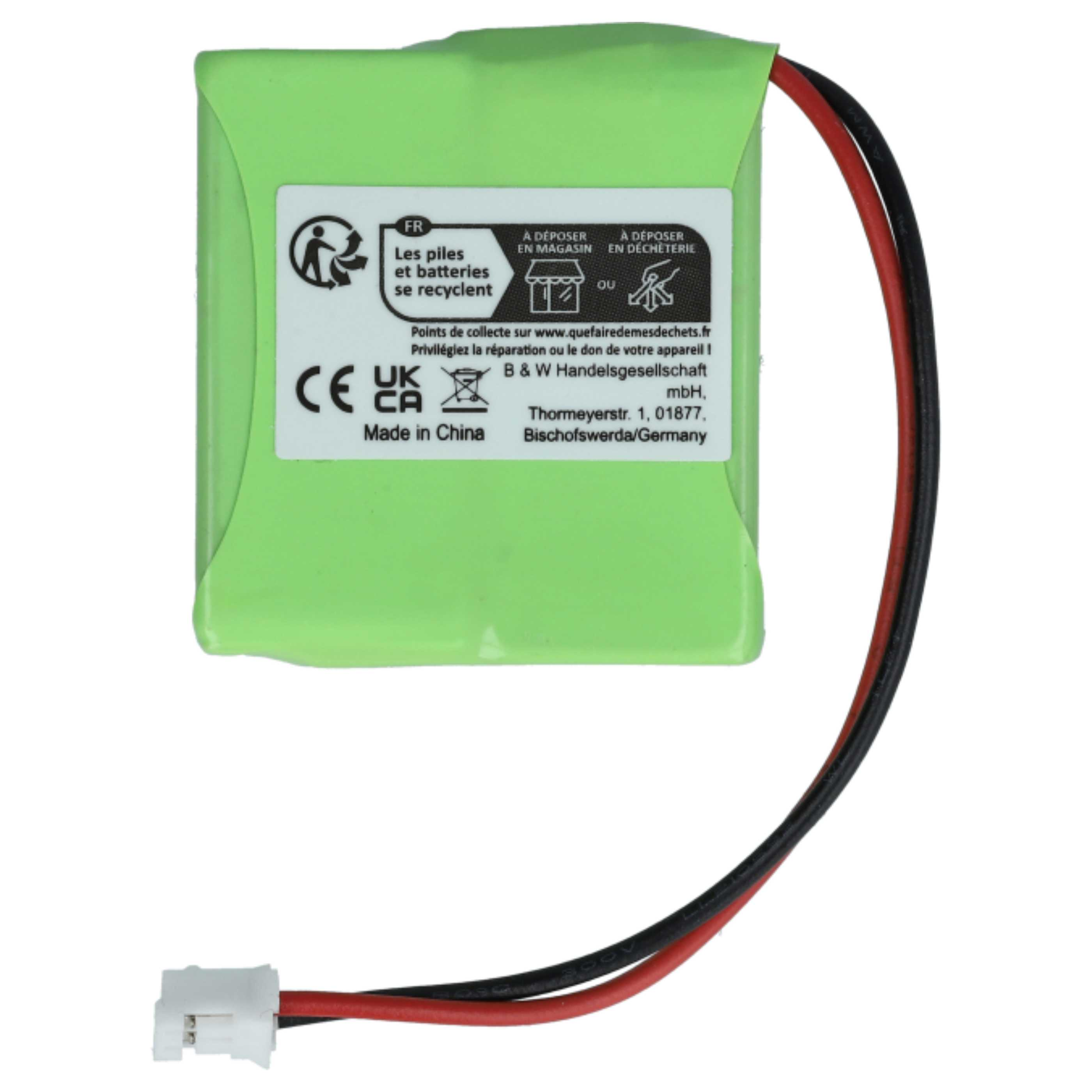 Grüne Batterie mit schwarzen und roten Drähten. Enthält einen weißen Stecker und Recycling-Informationen.
