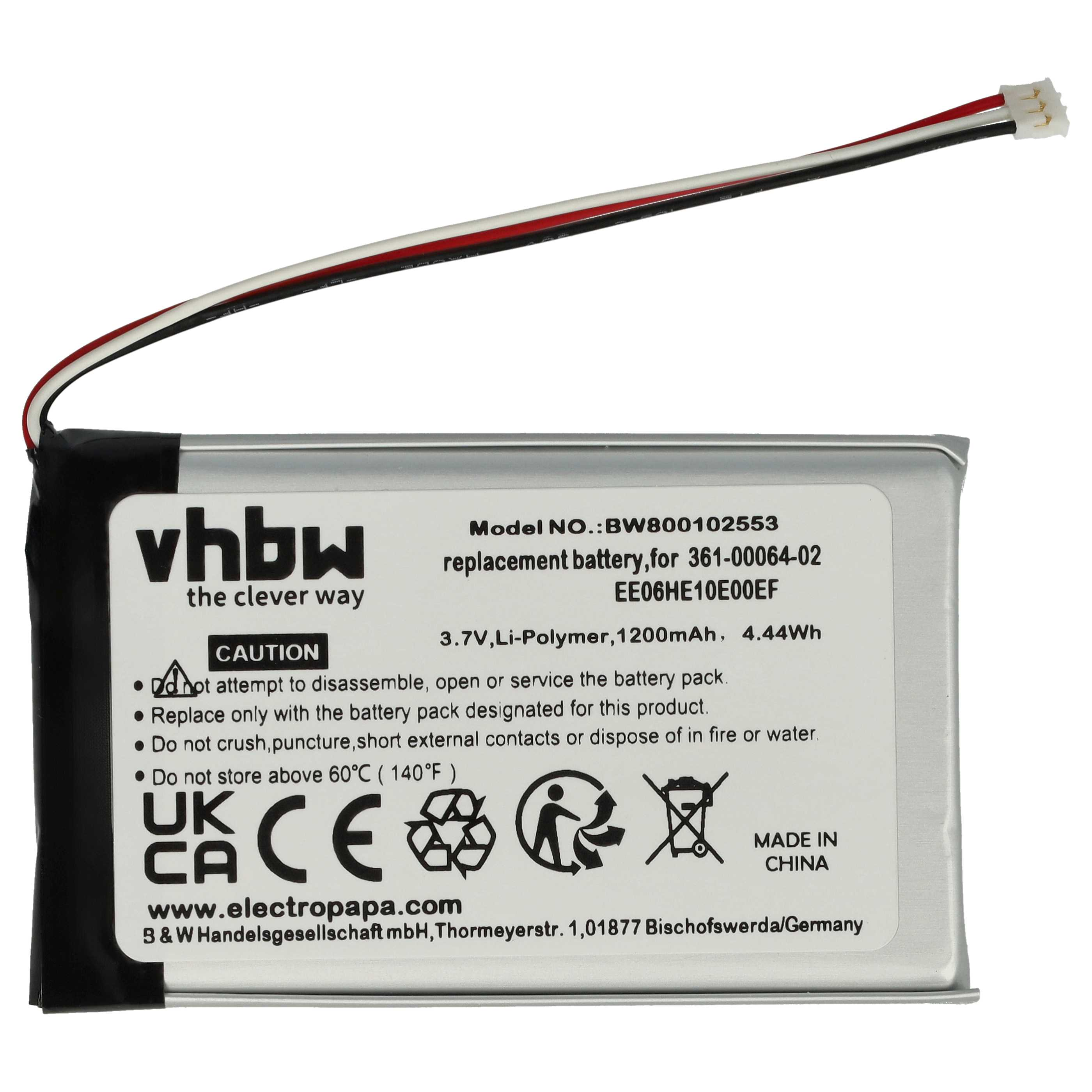 Eine silberne Batterie mit Etiketten und herausragenden Drähten, isoliert auf weißem Hintergrund.