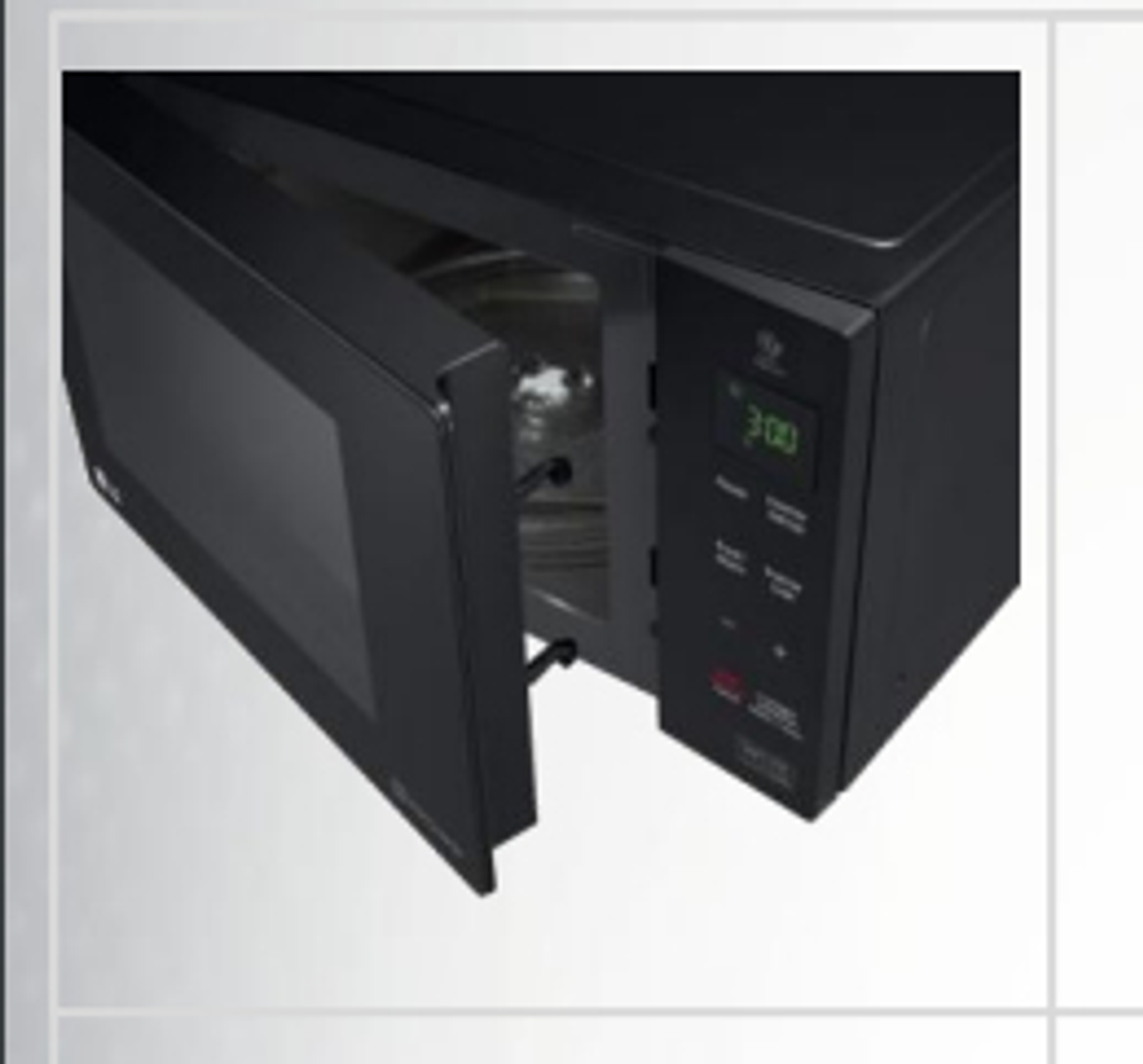 Forno a microonde nero con porta aperta.