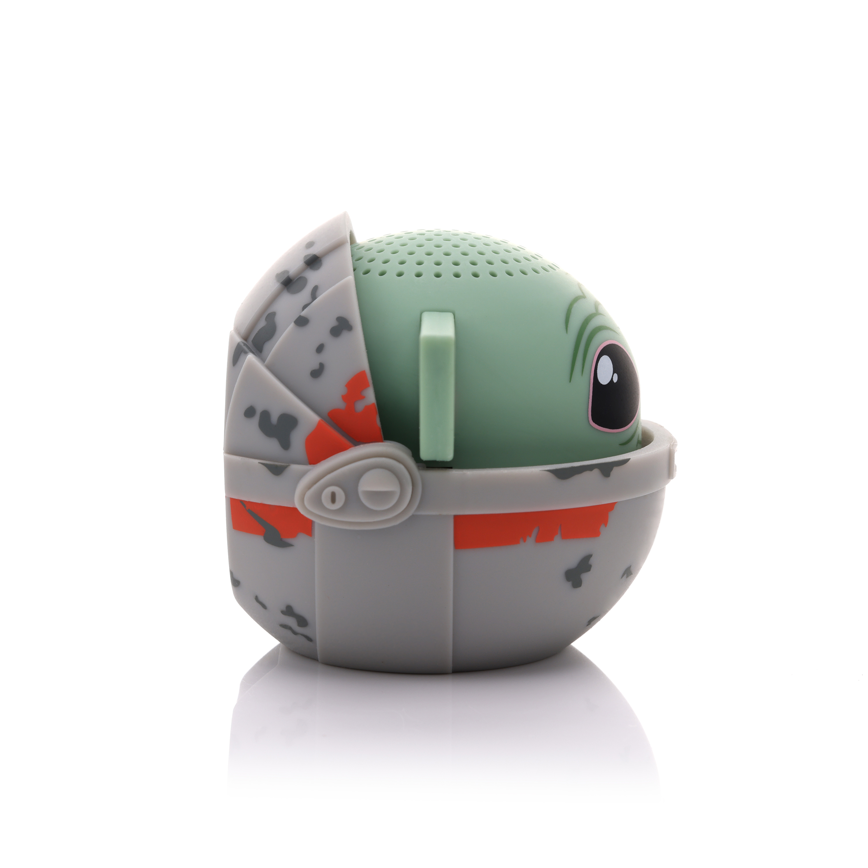 Altavoz de Baby Yoda. Cabeza verde, caparazón gris, con detalles rojos y un asa. Fondo blanco.