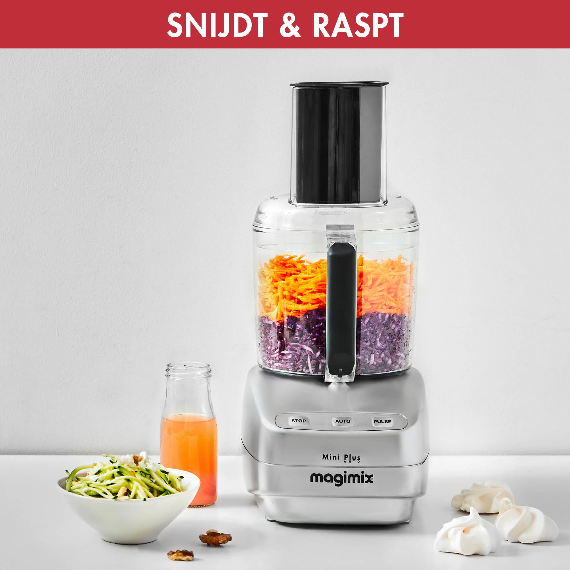 Keukenmachine met gehakte groenten en sap. Tekst 'SNIJD & RASPT' bovenaan. Merk Magimix.
