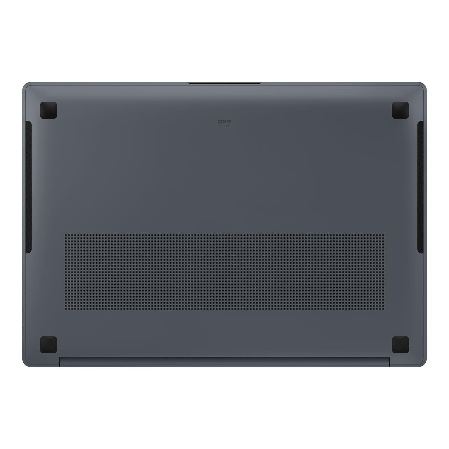 Unterseite eines dunkelgrauen Laptops. Es hat Lüftungsschlitze, Gummifüße und das AKG-Logo.