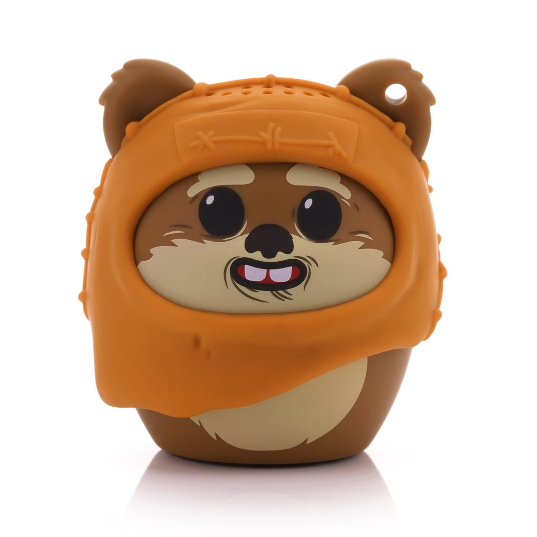 Un giocattolo Ewok con cappuccio arancione, sorridente, su sfondo bianco.