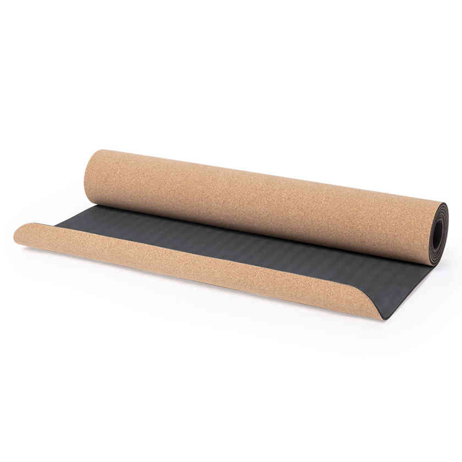 Tappetino yoga arrotolato, marrone e nero, su sfondo bianco.