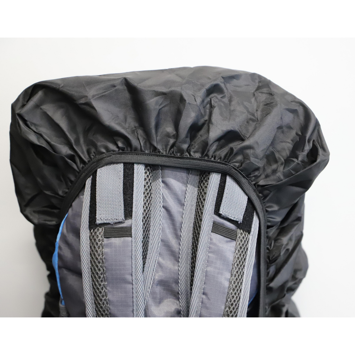 Schwarze Rucksackhülle. Graue Gurte auf der Rückseite.